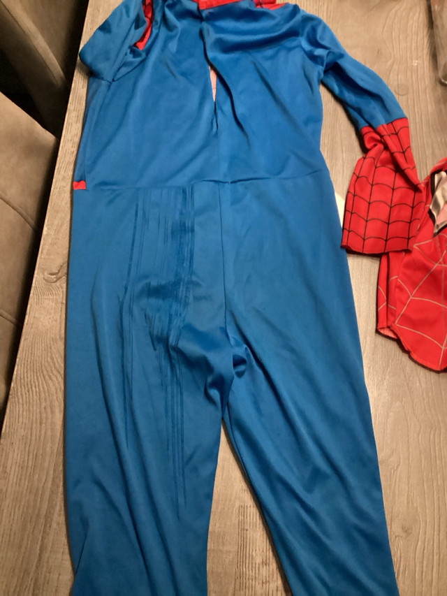 Costume Spiderman  7 a 10 ans à donner  dans Costumes  à Laval/Rive Nord - Image 2