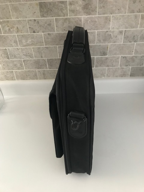 Targus Angel Slim Laptop Briefcase w Shoulder Strap in Laptop Accessories in Markham / York Region - Image 5