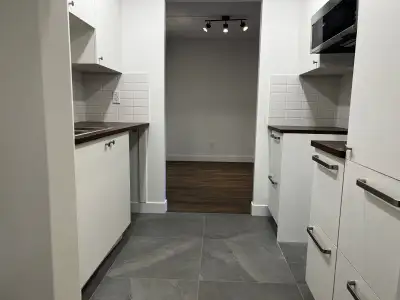 4 ½ LIBRE POUR IMMÉDIATEMENT Grand logement à louer au 2456 Montarville à Longueuil Construction en...