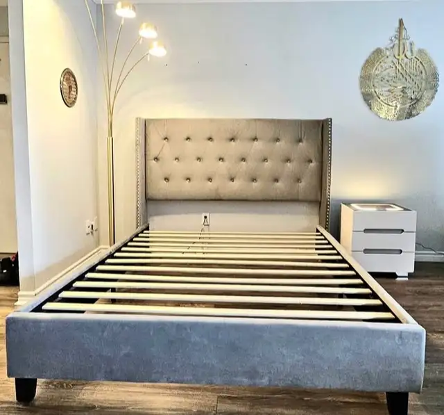 Base de lit Queen in Beds & Mattresses in City of Montréal - Image 3
