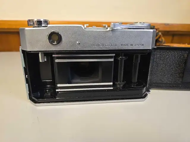 Yashica YK Camera 35mm Film Yashinon 1:2.8, f4.5cm Lens & case in Cameras & Camcorders in St. Catharines - Image 9
