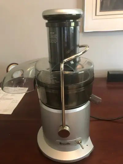 Extracteur de jus Breville $65 Michel 438-837-6278 michelxj6@hotmail.com