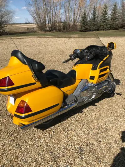 Honda Gl1800 2001 Always in garage when not riding Fresh oil change Tires like new Hiway pegs Cover