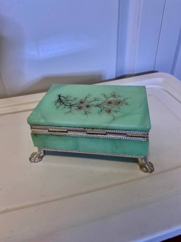 Vintage Green Alabaster Hand Carved Trinket Jewelry Box Silver A in Arts & Collectibles in Burnaby/New Westminster - Image 2