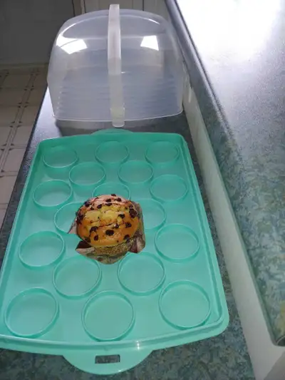 Contenant tupperware neuf pour 18 muffins, View more