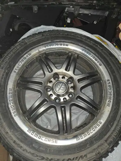 Mags Momo Corse avec pneus hiver a vendre. Mags sont un ensemble de 4 avec 1 mag neuf de plus. Pneus...