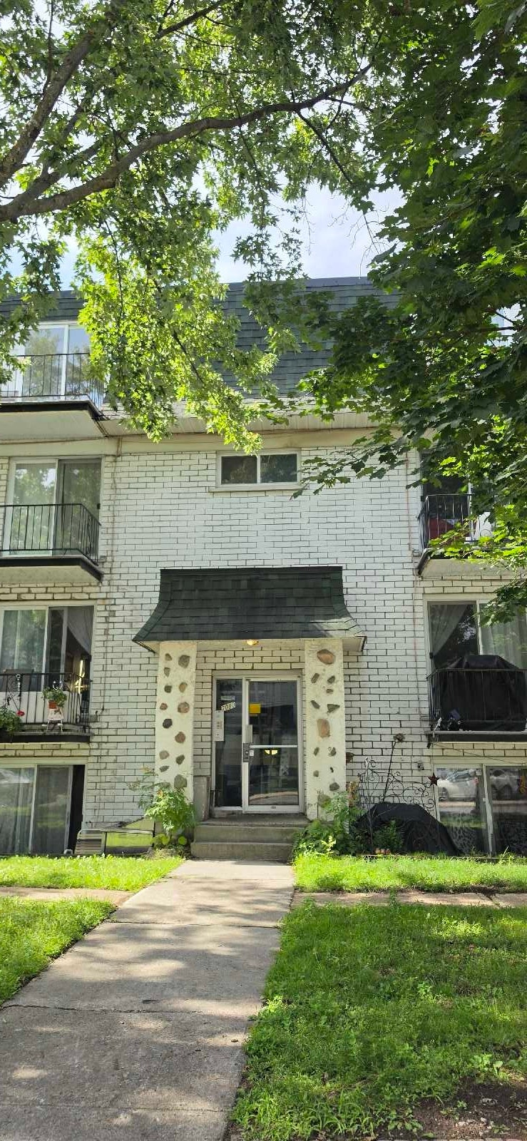Longueuil, très beau  4 1/2, chauffé et eau chaude. 1300$/mois 5