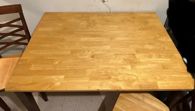 Beautiful dining room table 3 chairs cash only please in Dining Tables & Sets in Peterborough - Image 3