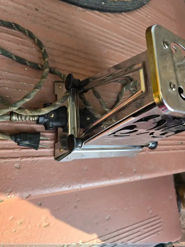ANTIQUE TOASTER in Toasters & Toaster Ovens in Mississauga / Peel Region - Image 3