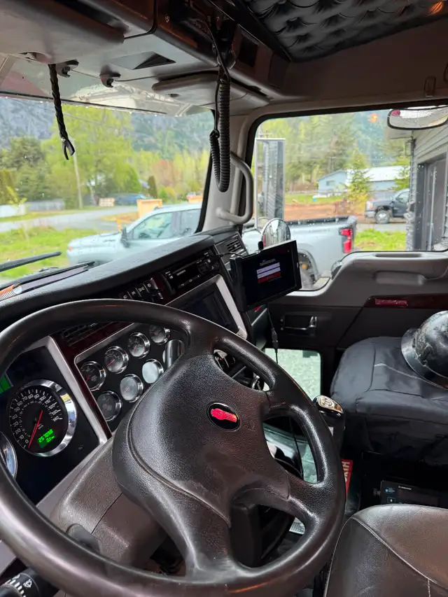 2023 Kenworth T800 with logging trailer in Heavy Trucks in Terrace - Image 9