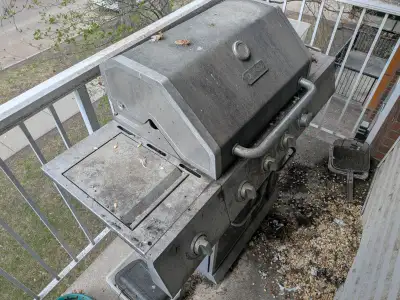 Used, dirty Dyna-Glo BBQ + propane tank for sale. Functional. Needs a cleaning.