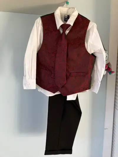 Boys size 5 suit-BNWT, View more