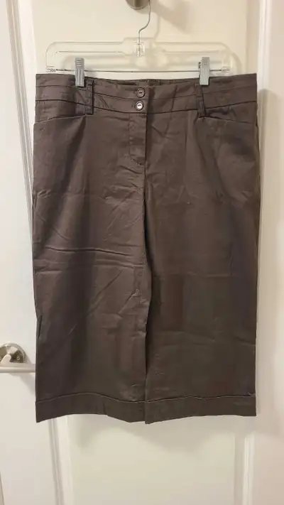 RW&CO. Brown Capri Pants Size 10, View more