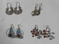 Lot de 4 paires de boucles d’oreilles; 4 pairs earrings --  4/5$