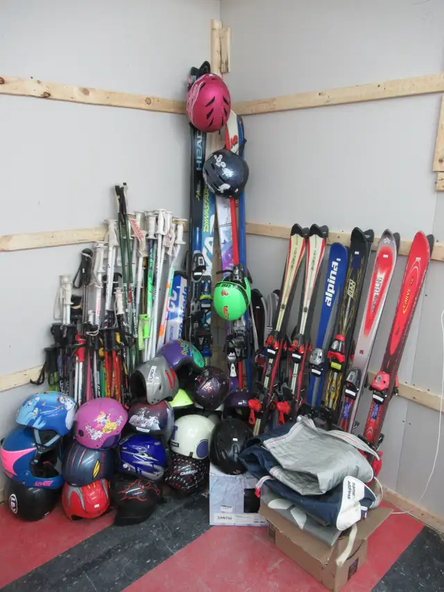 LOT de Ski Alpin, Snowblade, Bâton et Casque. in Ski in Laval / North Shore - Image 6