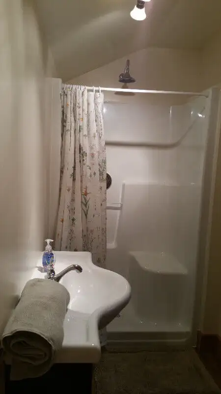 Queens Bay Hideaway Balfour in British Columbia in Canada - Image 8