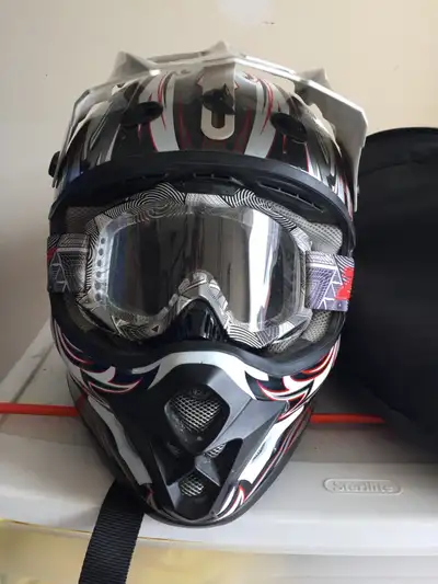 Raiders Youth Large 57-58cm No accidents no drops no scratches Comes with goggles Carrying case Helm...