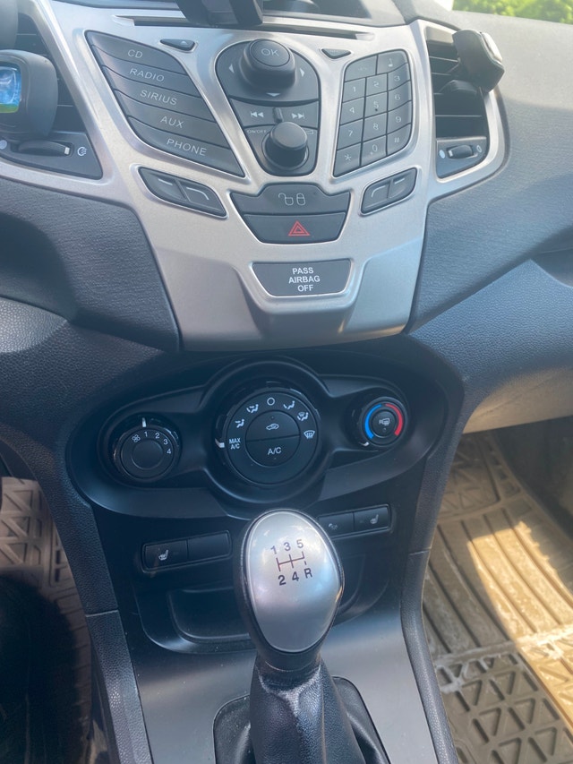 FORD FIESTA 2011 — photo 3