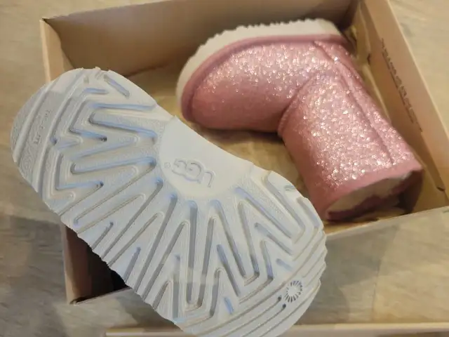 UGG Glitter Boots in Kids & Youth in Mississauga / Peel Region - Image 5