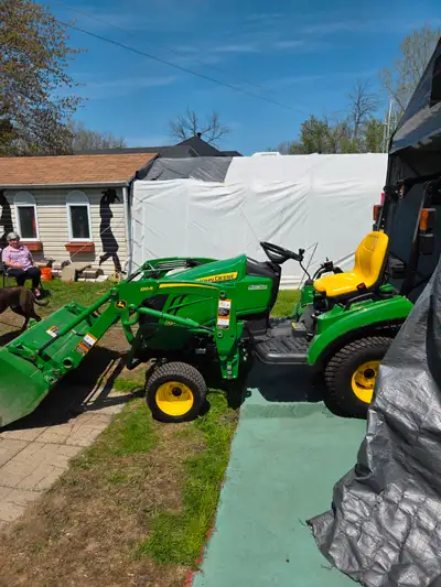 tracteur John Deer 2020 1023 E 4X4, diesel, Hydrostatique, avec bucket de 54 pouce, pneus à gazon,(e...