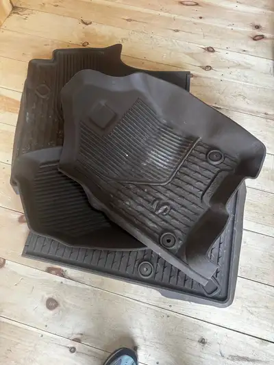 It’s for crew cab. 2018 to 2023 new body. In good condition. Make me an offer.