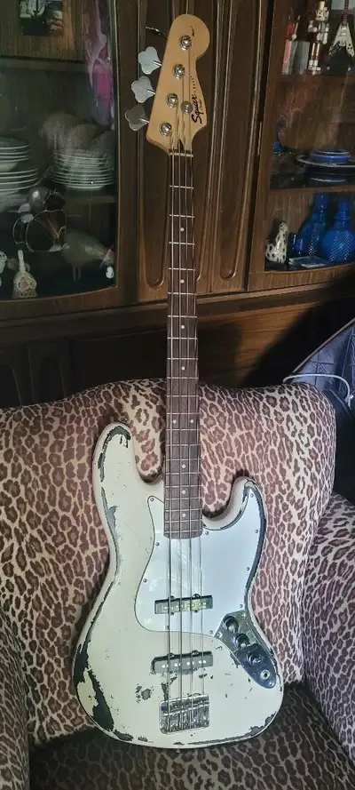 2015 Fender Squier Jazz Bass. Very low action and straight neck. easy to play.