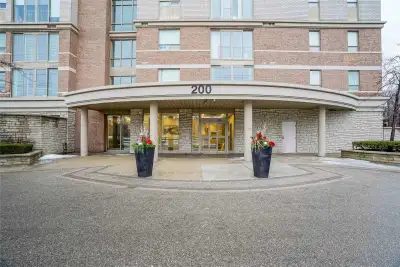 Spacious 1 bedroom, 1 bathroom condo just minutes from Square One Shopping Centre—perfect for conven...