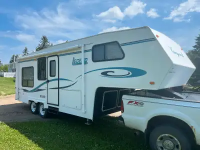 1999 Vangaard Legend, includes hot water heater, 8 cubic foot fridge, microwave, a/c, power front ja...