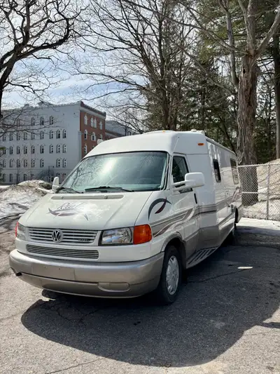 VW Eurovan, moteur V6, 2,8 l, 169 000 km. Consommation 12 à 14 L/100 km. Toujours bien entretenu. Le...