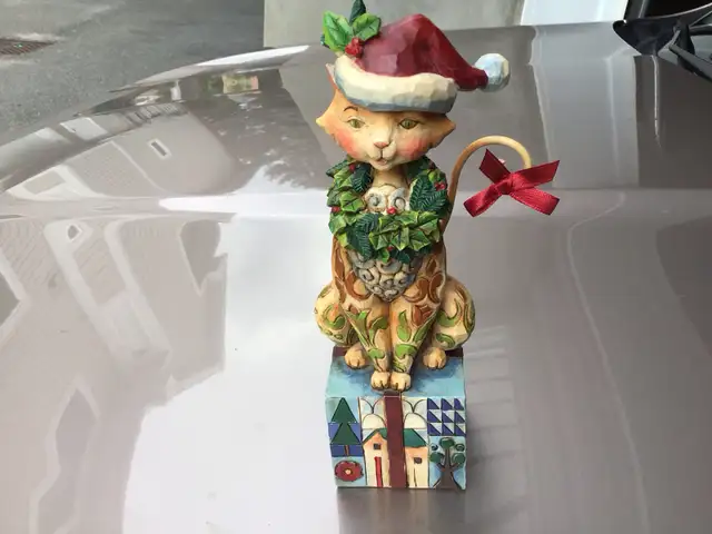 Jim Shore Heartwood Creek Santa Claws Cat Figurine in Arts & Collectibles in Ottawa - Image 2