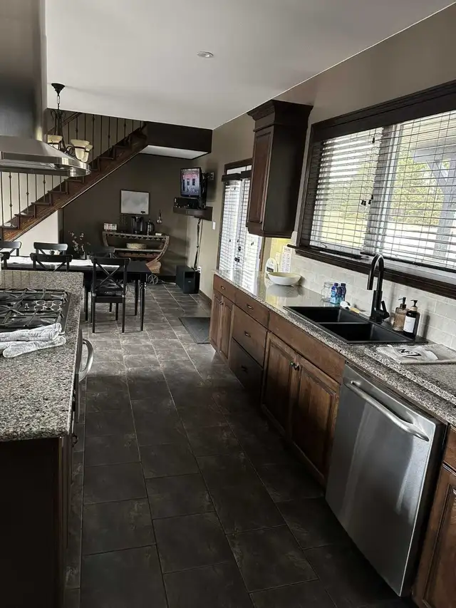 Stunning Executive Family Home Fully Furnished incl TurnKey Shop63826904443393124