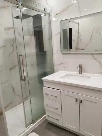 Beau logement 5 1/2 rénové situé dans le deuxième étage duplex. avec 3 chambres fermées,entré laveus...
