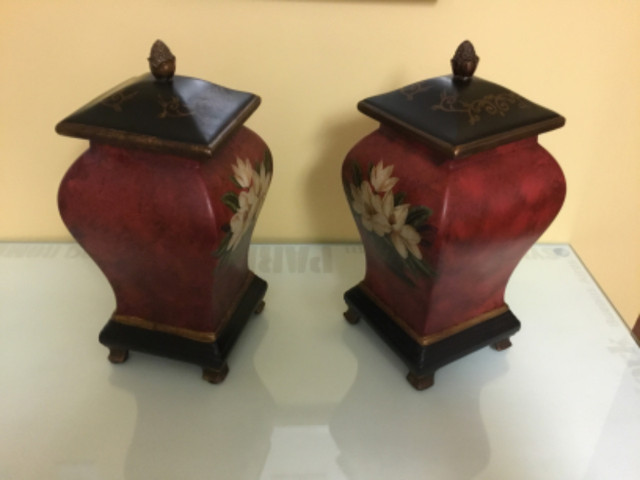 Deux pots décoratifs fleuris d’inspiration asiatique dans Décoration intérieure et accessoires  à Longueuil/Rive Sud - Image 2
