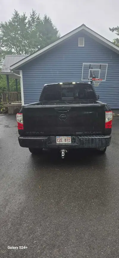 Im selling a 2018 Nissan titan truck it is in good condition. Safetied till 2028 year. Low km 155093