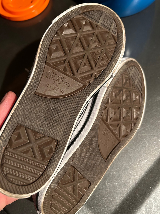 Converse shoes jr size 2 dans Enfants et jeunesse  à Guelph - Image 3
