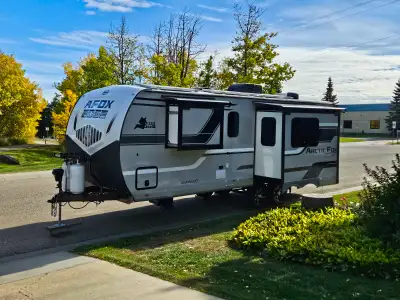 Beautiful 4 season trailer used for 6 months for work in Golden, Bc 5 solar panels, 400hr Lithium Ba...