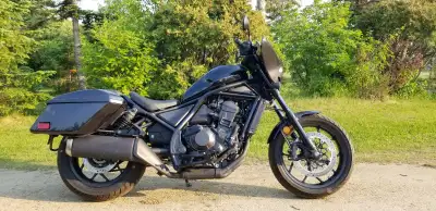 Stock bike (no modifications) with rebuilt title. Only 88 km, still in the break in period. Lots of...