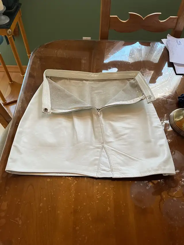 AUBAINE JUPE EN CUIR BLANCHE GR 28 ET 16 PO LONG in Women's - Dresses & Skirts in Trois-Rivières - Image 4