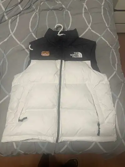 Je vends ma doudoune north face 700 nuptse sans manche neuve édition limitée année du tigre. Il est...