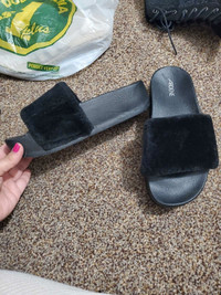 Ardene Slippers (Size 6.5)