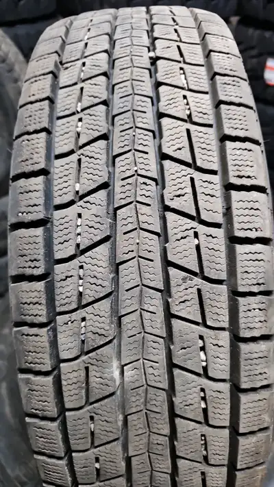 4 pneus d'hiver P215/70/16 100R Dunlop Winter Maxx SJ8 25.5% d'usure, mesure 11-10-11-10/32 215/70/1...