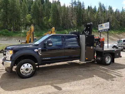2022 F550 XLT welding service truck, only 22000 kms, c/w WTB service deck 72" x 96" , 58 x 30 cabine...