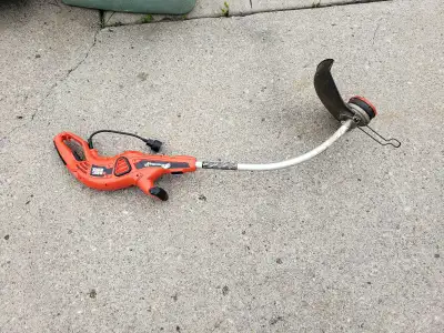 35 each Tame your lawn with this reliable Black and Decker electric string trimmer, designed to keep...