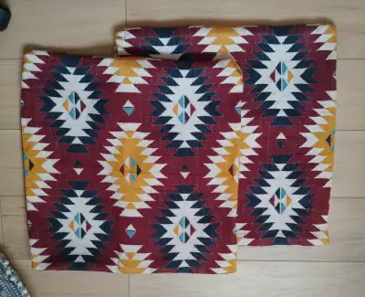 10 $ for two pillow covers (20 inch by 20 inch) 10 $ pour deu housse de coussin (50 cm par 50 cm)