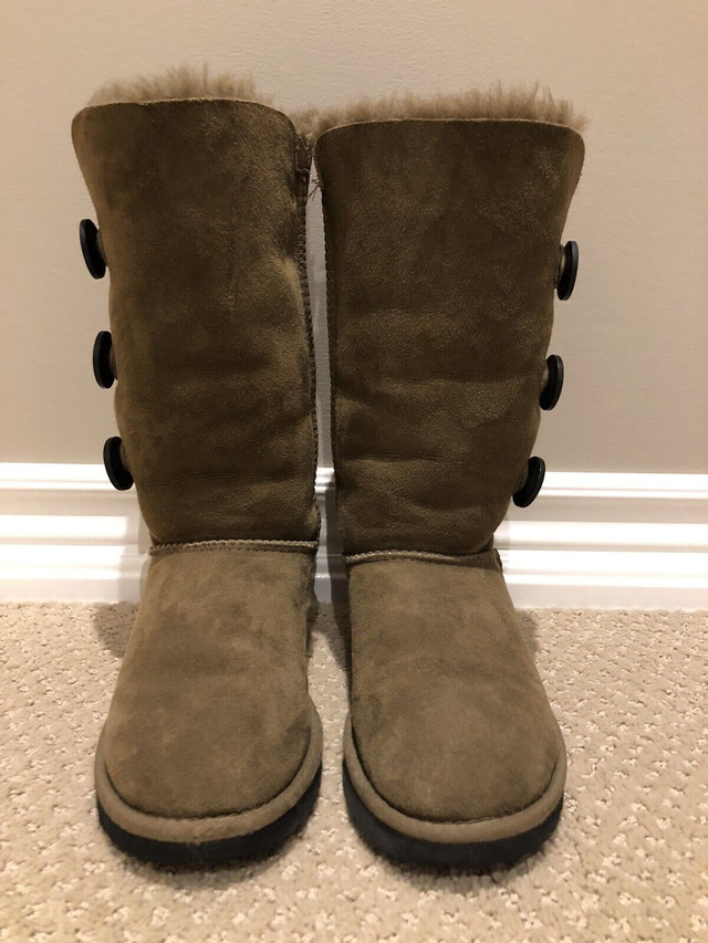 UGG Bailey Button Triplet size 5 in Women's - Shoes in Oshawa / Durham Region - Image 2