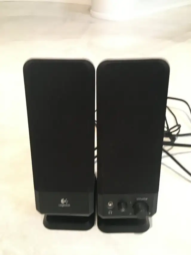 LOGITECH R-10 9" Tall Black Computer Speakers Plug & Play in Speakers, Headsets & Mics in Markham / York Region - Image 2