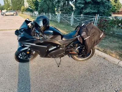 The Evoque streetster is a sleek 72V/50ah electric motorcycle designed for swift urban commutes. Whi...