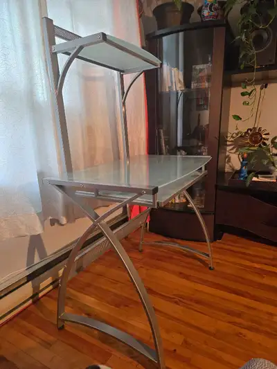 Bureau de travail en métal chromé et verre avec support à clavier. Hauteur et largeur table de trava...