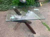 Modern glass coffe and end table