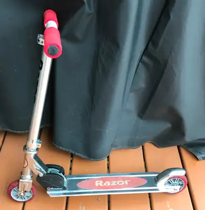 Trottinette Razor Scooter modèle A Kick. Guidon ajustable 24 pouces (61 cm) où 34 po (87 cm). Pliabl...